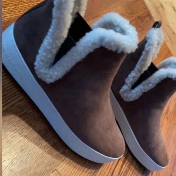 Michael Kors winter sneakers with fur trim and lining size 9 - Picture 2 of 4